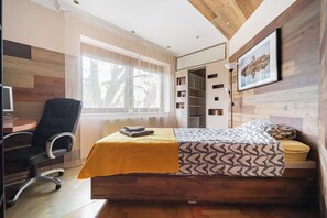 3 bedrooms, desk, iron/ironing board, travel cot
