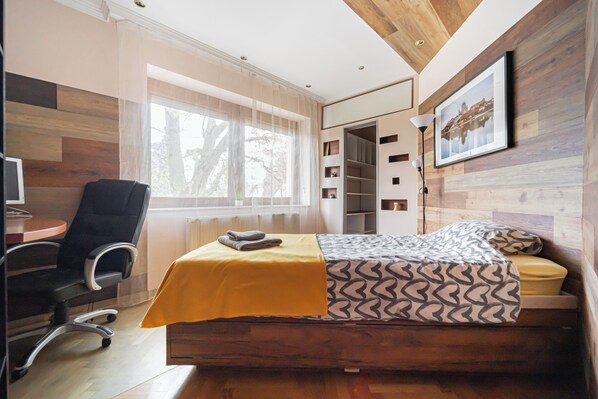 3 bedrooms, desk, iron/ironing board, travel crib