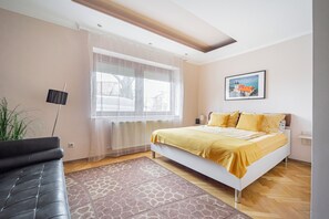 3 slaapkamers, een bureau, een strijkplank/strijkijzer, reisbedje