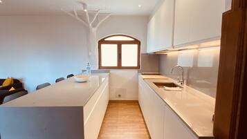 Réfrigérateur, micro-ondes, plaque de cuisson, lave-vaisselle