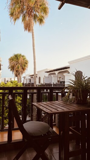 Outdoor dining - Apartment Alegría | Stylish accommodation right by the sea (Playa Honda)