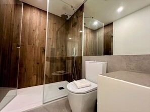 Douche, sèche-cheveux, serviettes fournies