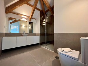 Dusche, Haartrockner, Handtücher