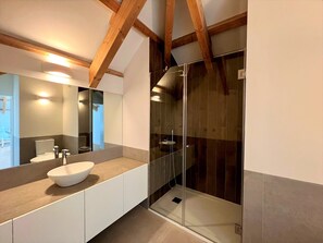 Douche, sèche-cheveux, serviettes fournies