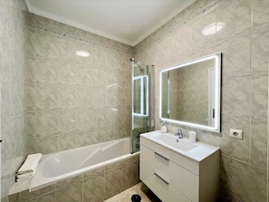 Badewanne, Haartrockner, Handtücher
