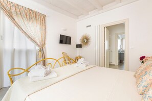 4 bedrooms, iron/ironing board, internet, bed sheets