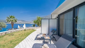 Garden Suite | Living area | 102-cm Smart TV with satellite channels, TV, Netflix