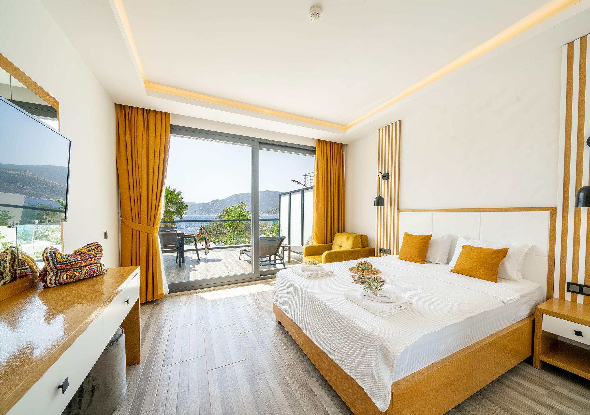 Standard Deluxe Room | Premium bedding, minibar, desk, laptop workspace