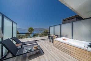 Sängtillbehör av högsta kvalitet, minibar och skrivbord