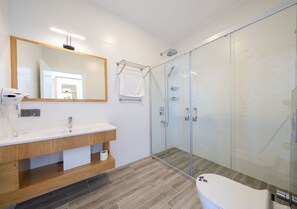 Elite Room with Jacuzzi | 浴室 | 淋浴設備、名牌梳洗用品、風筒、拖鞋