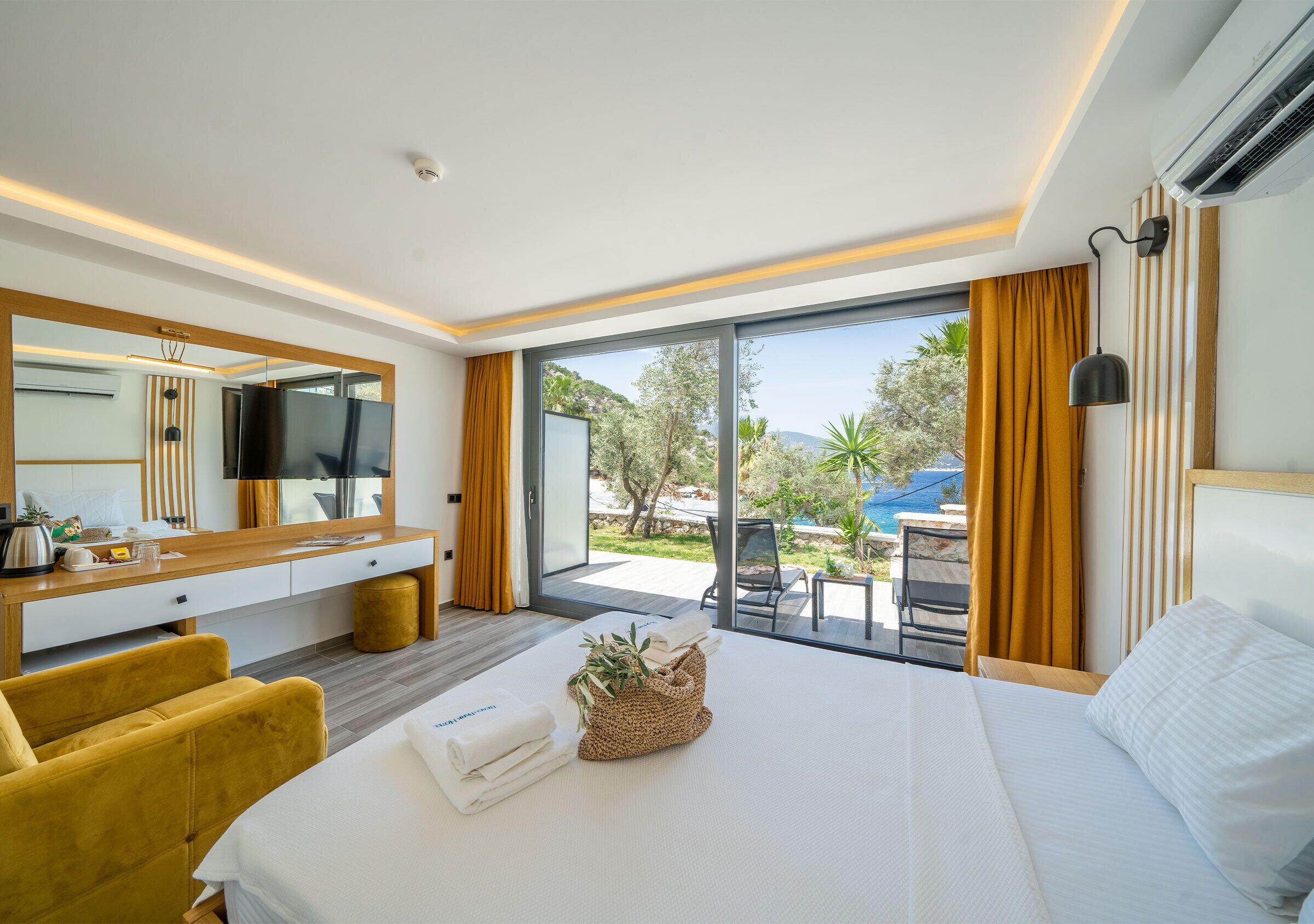Garden Suite | Premium bedding, minibar, desk, laptop workspace
