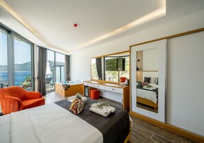 Deluxe kamer | Luxe beddengoed, een minibar, een bureau, een laptopwerkplek