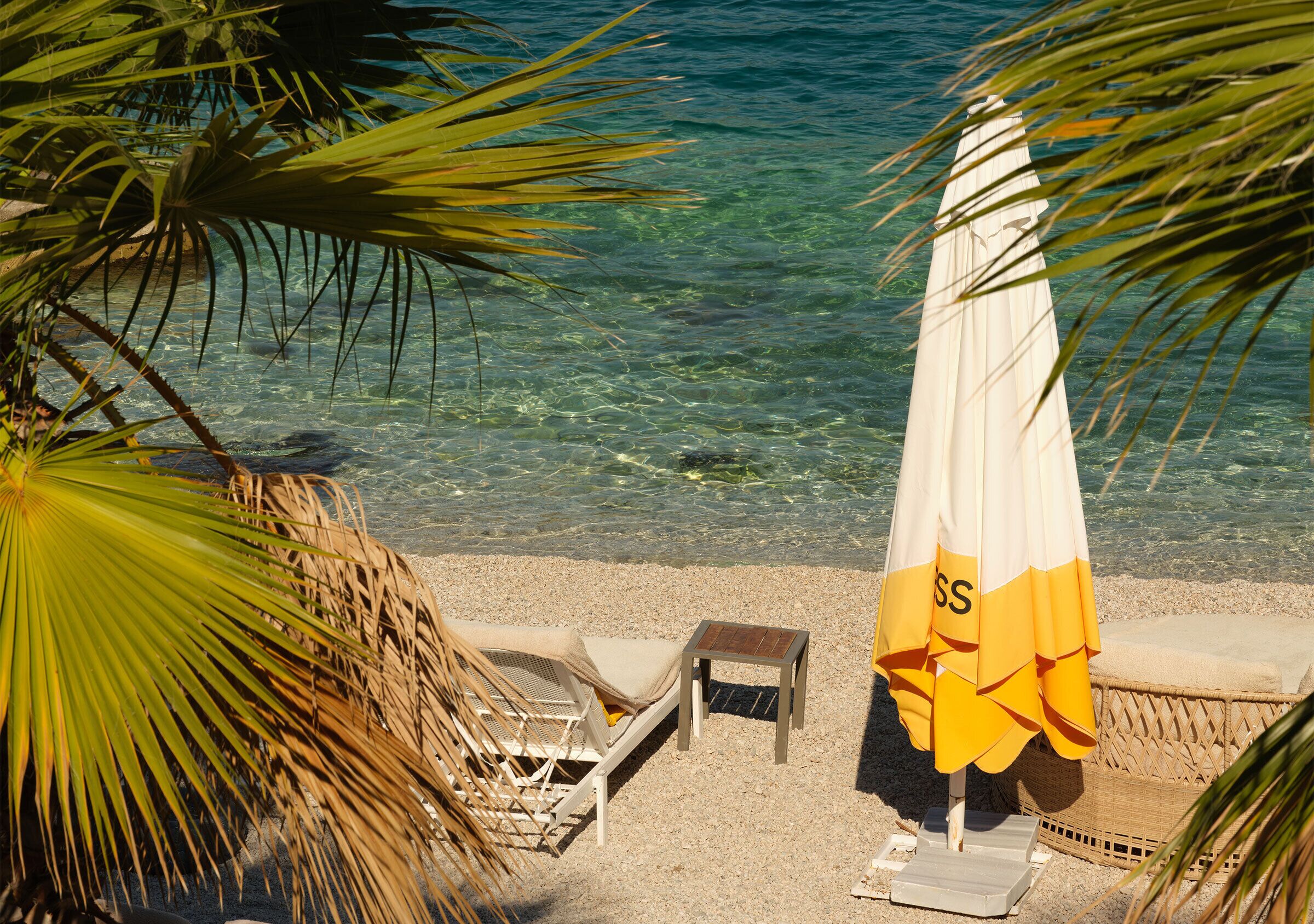 Privat strand, strandtelt (mot et tillegg), solsenger og parasoller