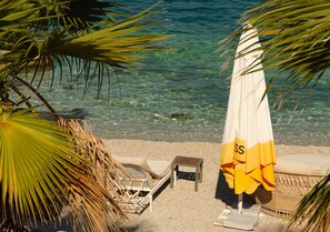 Playa privada, camas de playa, sillas reclinables de playa, sombrillas
