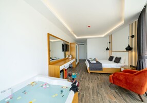 Ropa de cama de alta calidad, minibar y escritorio 