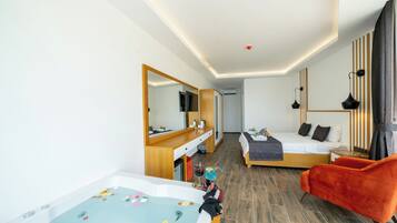 Elite Room with Jacuzzi | 高級寢具、迷你吧、書桌、筆電工作空間