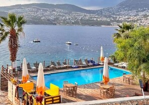 Una piscina al aire libre de temporada