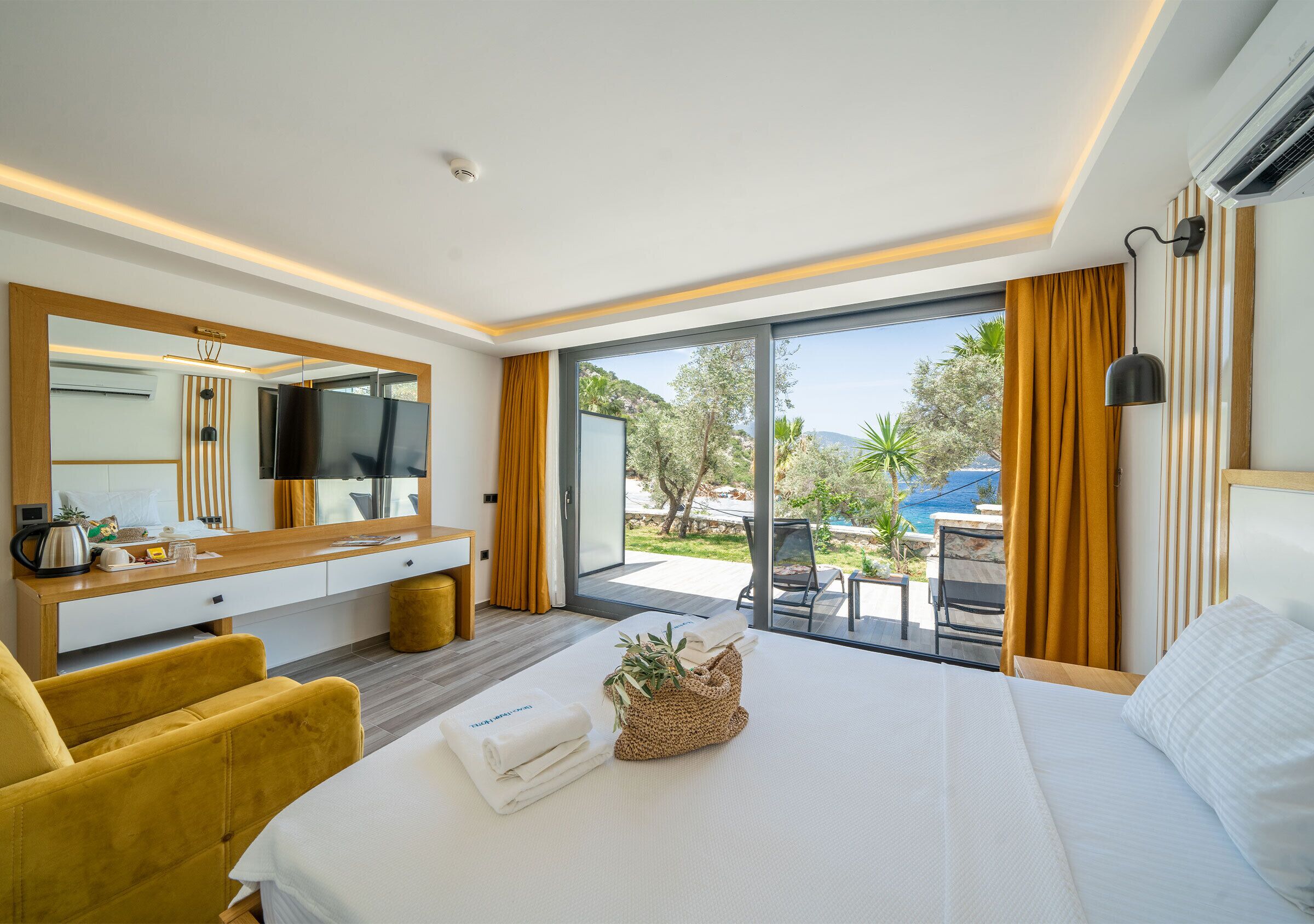 Economy Room | Premium bedding, minibar, desk, laptop workspace