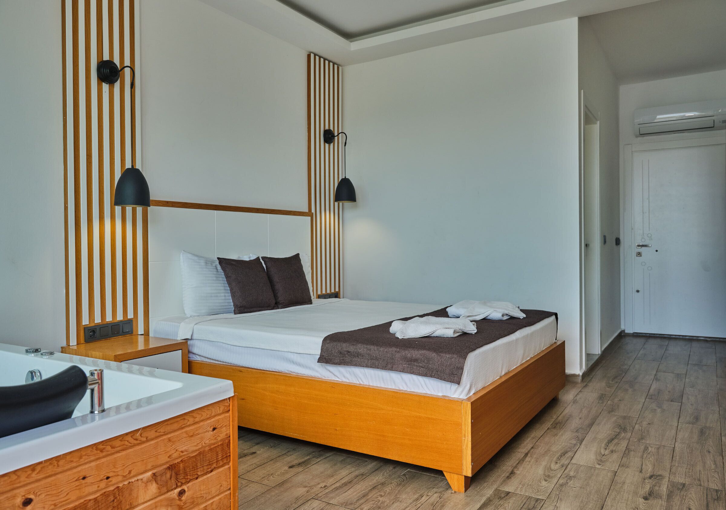 Ropa de cama de alta calidad, minibar y escritorio 