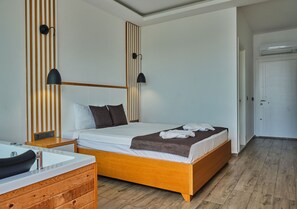 Premium bedding, minibar, desk, laptop workspace - Kalkan Beach Park Hotel (Kas)