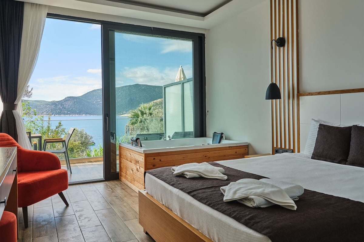 Elite Room with Jacuzzi | Premium bedding, minibar, desk, laptop workspace