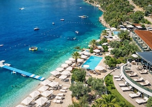 Playa privada, cabañas de playa, tumbonas y sombrillas