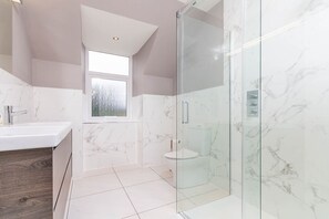 Combined shower/bathtub, hair dryer, towels, soap - Traditional Scottish family home comprising 4 large bedrooms (Dufftown)