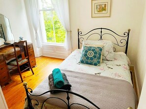 6 bedrooms, desk, iron/ironing board, travel cot