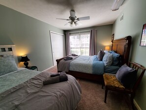 4 slaapkamers, een bureau, een strijkplank/strijkijzer, gratis wifi