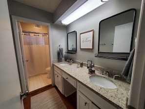 Combined shower/tub, hair dryer, towels