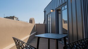 Outdoor dining - Spacious Studio w/ Balcony & AC by LovelyStay (Porto)