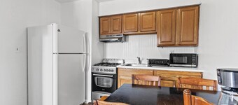 2 Bedroom Apt with Deck 1.5 Blocks from ocean unit 4