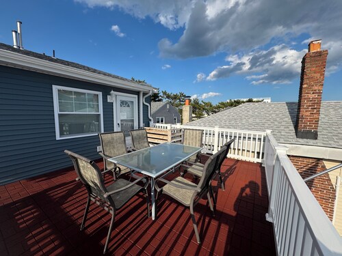 2 Bedroom Apt with Deck 1.5 Blocks from ocean unit 4