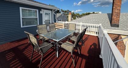 2 Bedroom Apt with Deck 1.5 Blocks from ocean unit 4