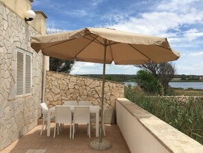 Outdoor dining - Seaside villa with lake view (Puglia)