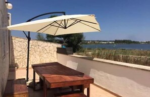 Outdoor dining - Seaside villa with lake view (Puglia)