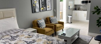 Cottage totally private detached 1 queen bed private patio