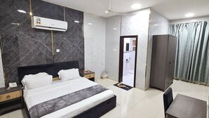 Fridge, dishwasher, cookware/dishes/utensils, cleaning supplies - evane hotel suets (Salalah)