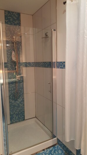 Dusche, Haartrockner, Handtücher, Seife
