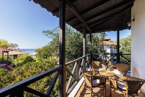 Property grounds - Beachfront Vintage Villa Kallikratis (KALLIKRATEIA CHALKIDIKI)