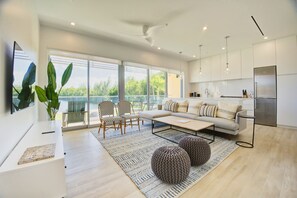 Condo luxo, 2 quartos, vista para o canal | Área de estar | TV LED 55 polegadas com canais digitais, TV, serviços de streaming