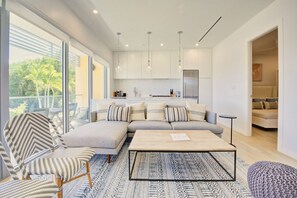 Condo luxo, 2 quartos, vista para o canal | Área de estar | TV LED 55 polegadas com canais digitais, TV, serviços de streaming