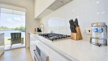 Deluxe Condo, 2 Bedrooms, Canal View | Private kitchen