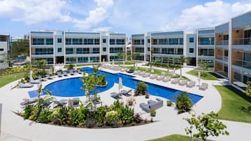 2 outdoor pools