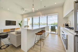 华丽公寓式客房, 2 间卧室, 运河景观 | 起居区 | 55-英寸LED 电视(配备数码频道)、电视、流媒体服务