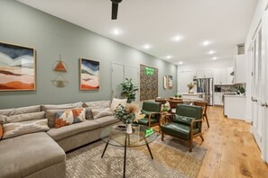 Smart TV - Sage Haven @ Avery Luxury Condo 3bed/3bath East Nashville- Sleeps 14 (Nashville)