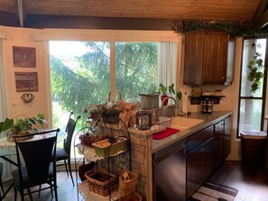 Fridge, microwave, oven, stovetop - Round Cabin - 5 min to Bedford - Deck - Hike- Golf - Across Omni Bedford Springs (Bedford)