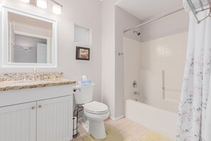 Ensemble douche/baignoire, sèche-cheveux, serviettes fournies