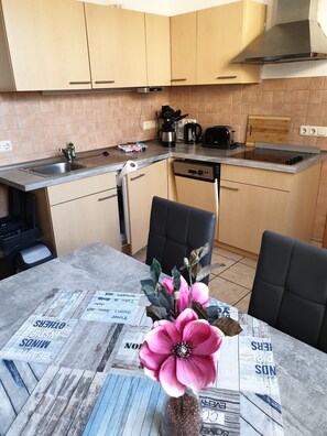 Réfrigérateur, four à micro-ondes, un four, surface de cuisson