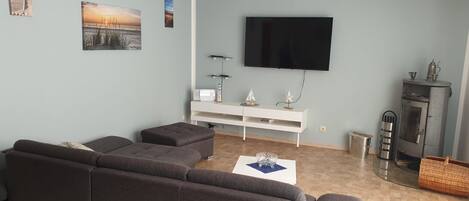 Smart-tv, eldstad och en stereo